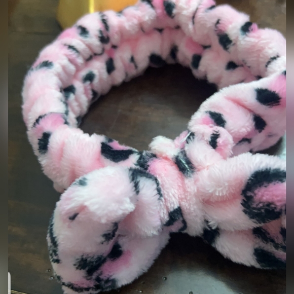 Soft & Fluffy Leopard Headband With Bow - Pink & Black - Picture 3 of 7